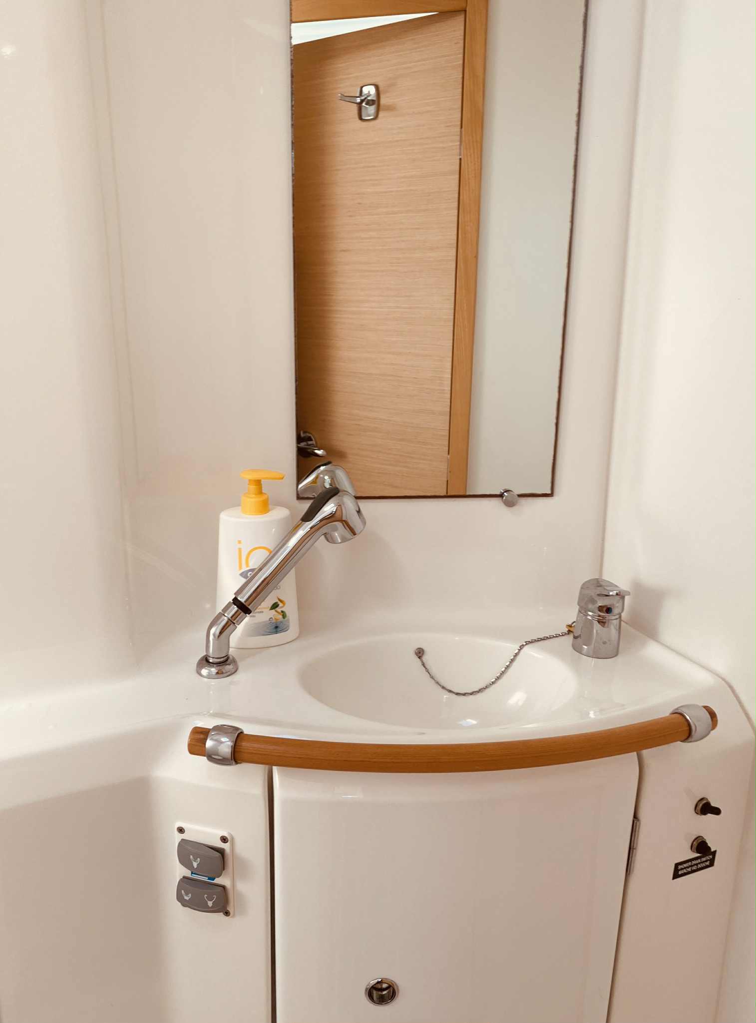 LAGOON 380 OWNERS VERSION S2 - Image 14